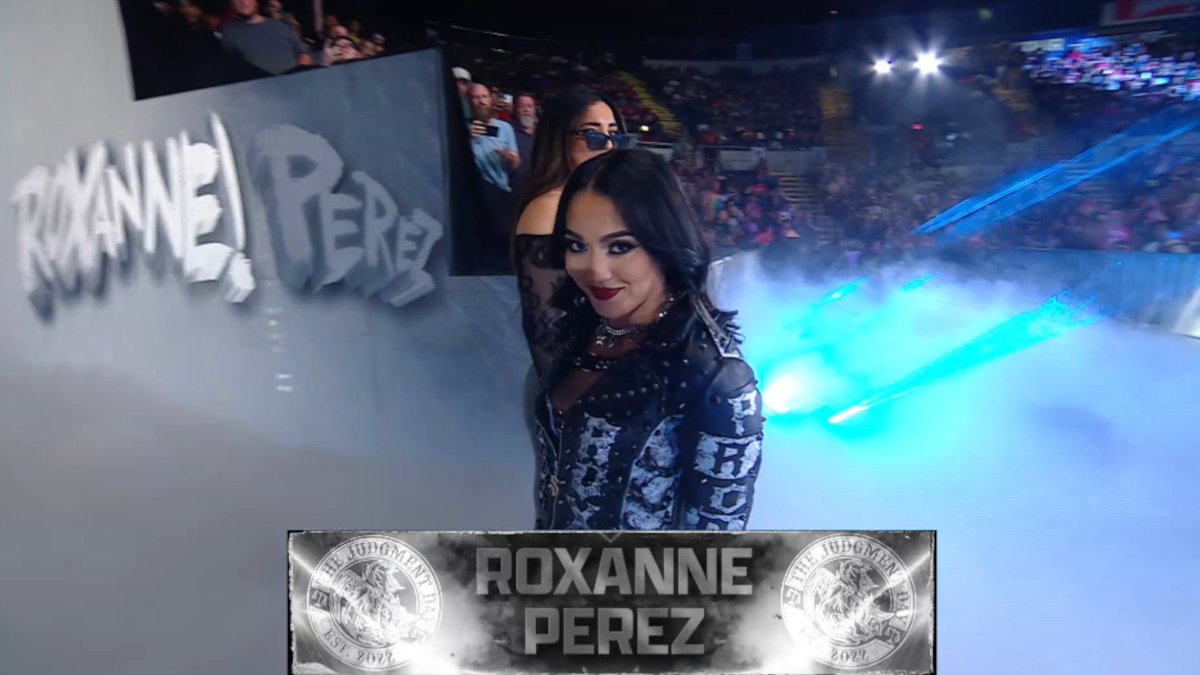 WrestlingFan583's tweet image. Roxanne Perez with Raquel Rodriguez 😍 #WWERaw #JudgmentDay #RoxannePerez #RaquelRodriguez #beautiful