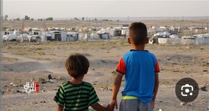 ضاقت علي كأنها تابوت
لكنما يأبى الرجاء يموت
والصبر يعرف من انا منذ الصبا
وشم له في اضلعي منحوت
فنشأت تحت الضيم غير مدلل
ما راعني الحرمان والطاغوت
وانا اللذي دفن اللئام منابعي
وطوى يدي بسحره هاروت
أرأيت حياً ميتاً  متماسكاً
متفائلاً وله الأماني قوت؟
لشاعر كريم العراقي 💔