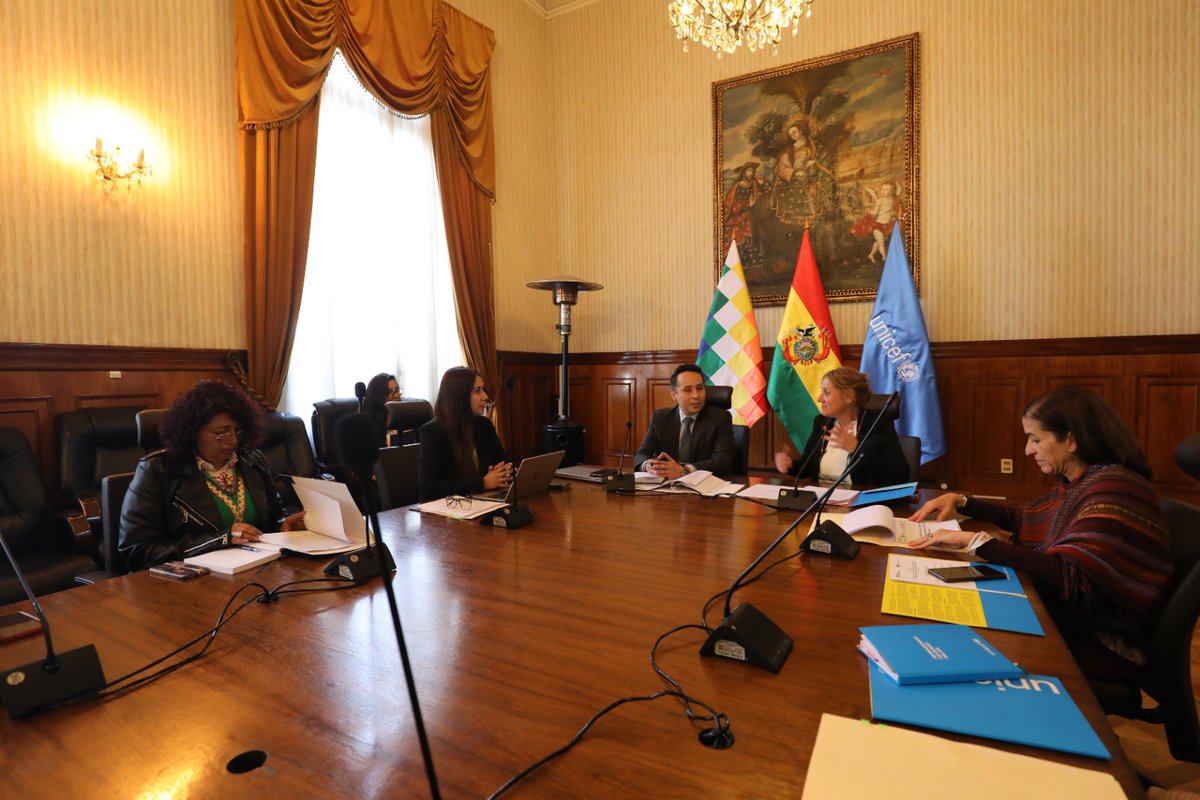 En abril de 2025 suscribimos con <a href="/UNICEFBolivia/">UNICEF Bolivia</a> un MoU para fortalecer la asistencia consular a niñas, niños y adolescentes bolivianos, hoy mostramos resultados concretos de este trabajo:

-Entrega gratuita de certificados
-Apoyo en repatriaciones
-Protocolo para atención a NNA