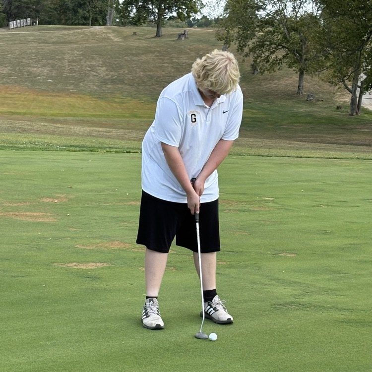 Boys Golf pulled out a close win over North Adams! Congratulations to Griffin Ernst for being the match medalist with a score of 39 and Evan Newberry for the second lowest score on the team of 43! ⛳️⚫️🟡
📸Andy Baughey