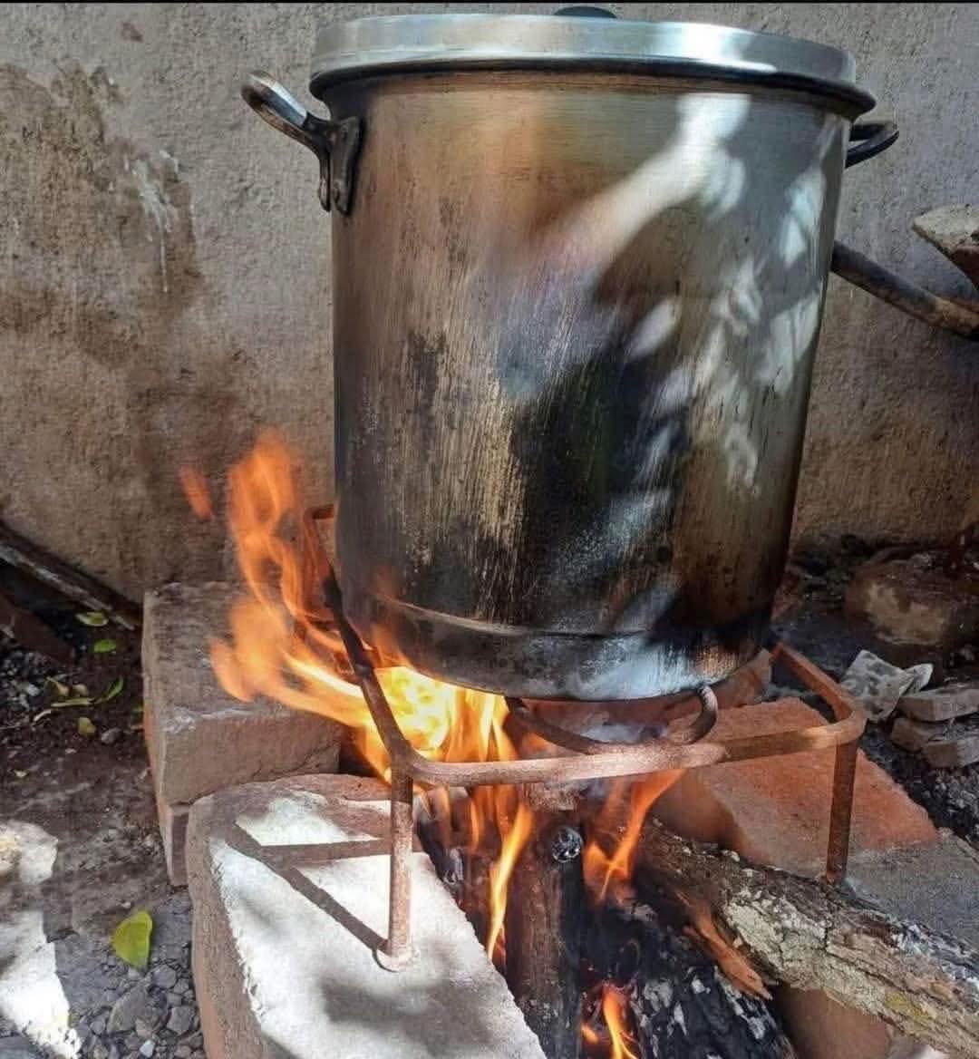 Bengger's tweet photo. No es pozole, es agua para bañarme. https://t.co/KCWhnnn3oy