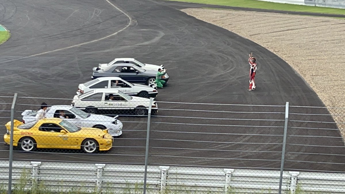 XxYudai0701's tweet photo. 初のイニDイベントで初のFSW！！
イニD見たことない彼女にこの為に1stステージだけ薦めたら、アニメハマって全部見てくれてイベントも自分以上に楽しんでたな😂
再現ドリフトの後、ファンサすごかった！土屋さん写真とっててほっこりした😊

#頭文字d30thanniversary2days
#頭文字D30周年
#土屋圭市 https://t.co/QnS3FIktPT