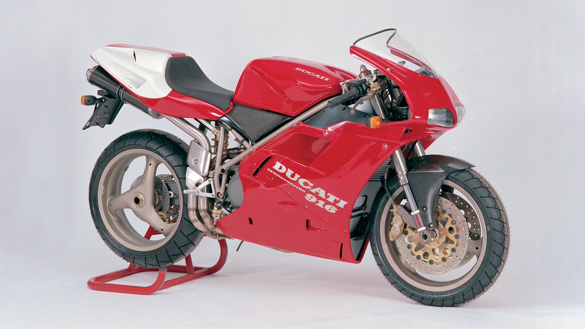 ducati_japan's tweet photo. 【Ducati 916──伝説はここから始まった】
バイクの歴史を変えた瞬間を、あなたは知っていますか。
1994年に登場した916は、ドゥカティのデザインとパフォーマンスを象徴する存在として、世界を震撼させました。

マッシモ・タンブリーニによる流麗なスタイル。
モノアームスイングアーム、アンダーシートマフラー、そしてスリムでシャープなシルエット。
その革新は、ただ美しいだけでなく、スーパーバイクの常識を塗り替えました。

数々のレースで勝利を重ね、スーパーバイク世界選手権では黄金時代を築いた916。
その姿は時を超え、今なお“最高傑作”として語り継がれています。

そして今日は9月16日──“916”の名を冠するこの日に、改めてその魅力を語り合いましょう。

Ducati 916──
それは、情熱と美学がひとつになった永遠のアイコン。
あなたの心に刻まれる伝説を、もう一度。

🔗詳細はこちらから
https://t.co/77WwNl8ndZ

#ducati #ドゥカティ #Ducati916 #Heritage
【#マイドゥカティスタイル】をつけて、あなたの愛車やドゥカティへの想いを投稿しよう！素敵な投稿はドゥカティ・ジャパン公式WebサイトやSNSで紹介させていただきます。