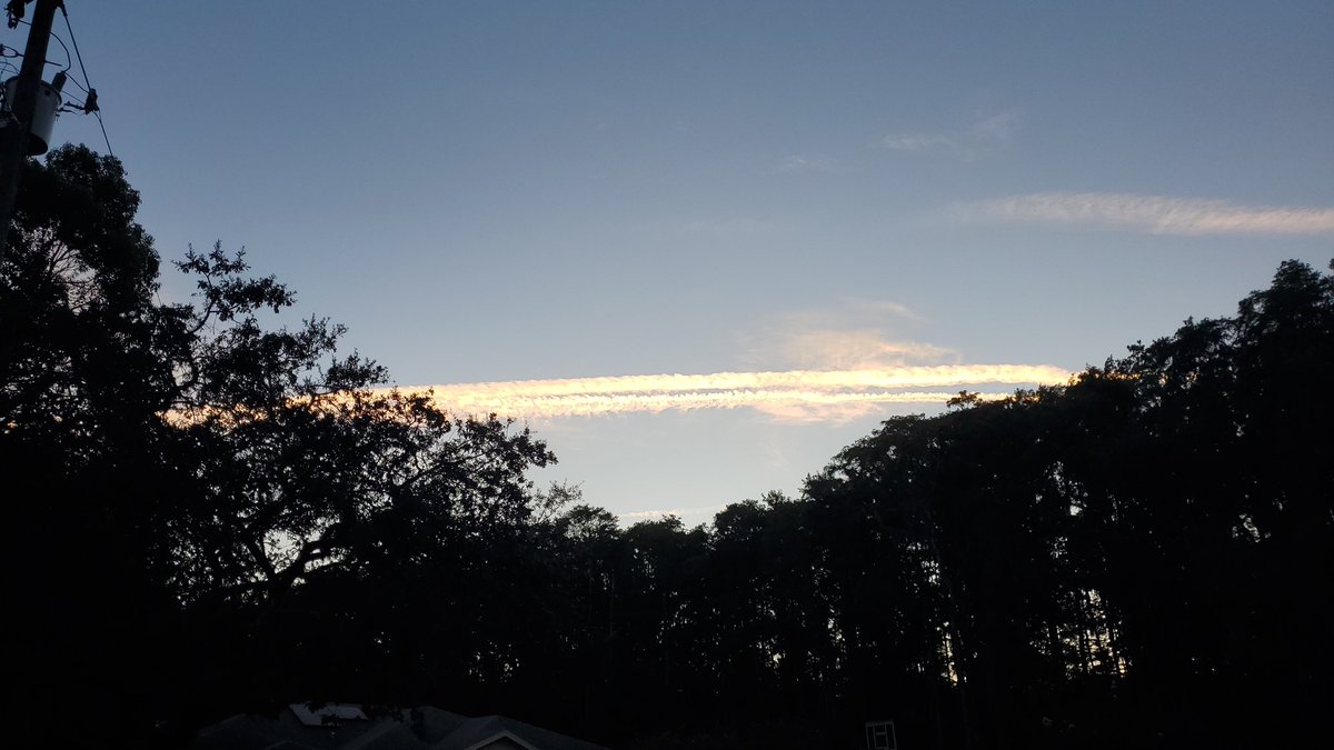 Megavoltjay's tweet photo. @ClearlyCrystal5 Chemtrailing over New Port Richey right now https://t.co/swZffQlqcM