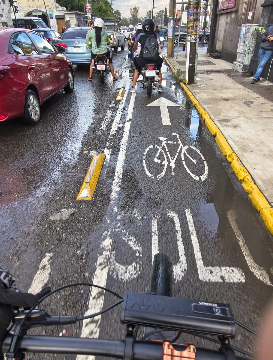qfbalducin's tweet photo. @SSC_Pue @Hechizero_38 @Manatimx @BicireporteraDF @Cortesiaurbana @Gob_Puebla @TicketDua @LupitaLeal_ @armentapuebla_ @pepechedrauimx De verdad que aquí es tierra de nadie.
@SSC_Pue 
¿De qué sirve que existan multas si no hay quien las aplique?
Ccp @leobardorj https://t.co/VclgyJqphu