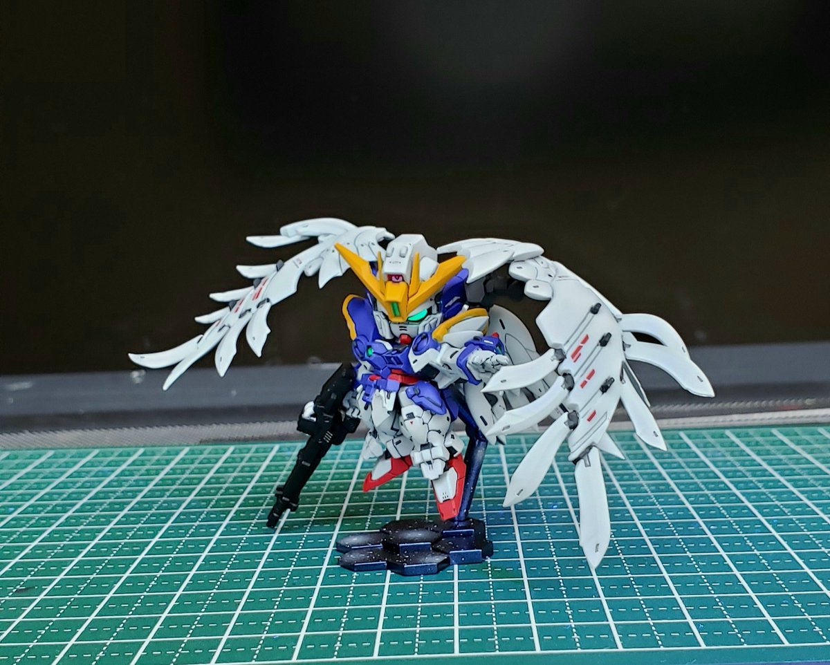 neo_yosaking's tweet photo. ウイングガンダムゼロEW、完成ですよ。

加工は若干のポーズ変更とウイングの可動化。
ポーズ変更に伴い露出した欠けを光硬化パテで埋めて整形しとります。

塗装はほぼマスキングしてのエアブラシ。
筆はウイングの一部と塗り残しのリタッチ程度に使用。

↓続くよ
#スペリオルディファイン https://t.co/39SlP8ANMn