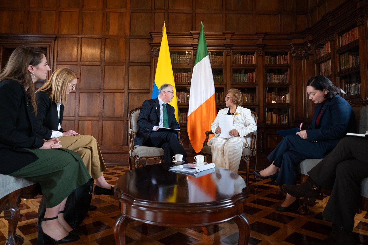 Hoy el Embajador Cyril Brennan presentó sus copias de cartas credenciales ante la Ministra de Relaciones Exteriores Rosa Yolanda Villavicencio.
Continuaremos fortaleciendo nuestras relaciones diplomáticas particularmente en temas de construcción de paz, comercio y cultura🇮🇪🤝🇨🇴