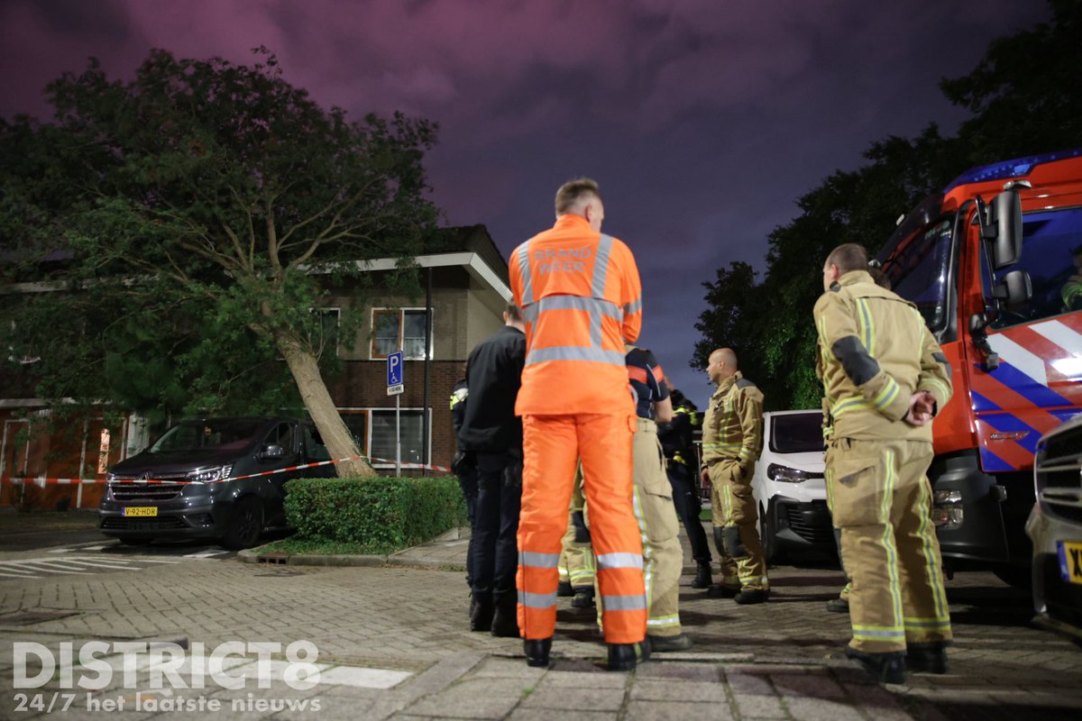 RedactieD8's tweet image. Een nieuwe rolstoelbus is vannacht zwaar beschadigd geraakt nadat een grote boom het begaf. Dit gebeurde in de #Warmoezierstraat in #Delfgauw. De brandweer kwam ter plaatse maar al snel bleek de klus te gecompliceerd voor de brandweer. De gemeente gaat de boom verwijderen.