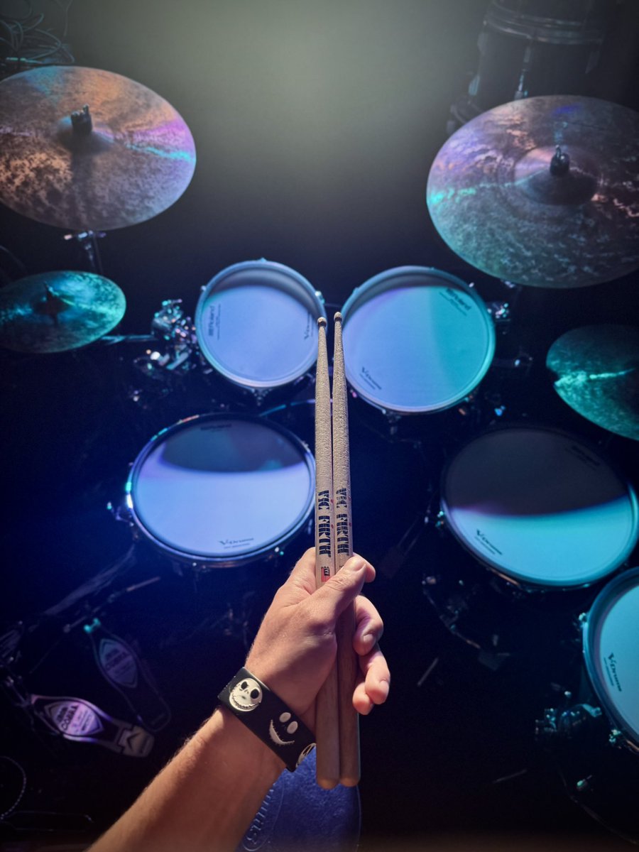 TommyKubiski's tweet image. Let’s do this! We’re live for a few for the night with some drums &amp;amp; games. Come hang, throw in some tunes, &amp;amp; hang w/ the homies! You all &amp;amp; yours have a great week ahead 🐶🥁
twitch.tv/TommyKubiskiMu… 📺

🎵: - “ “ 
 📺
.
.
.
#TommyKubiski #Drums #MI #Michigan