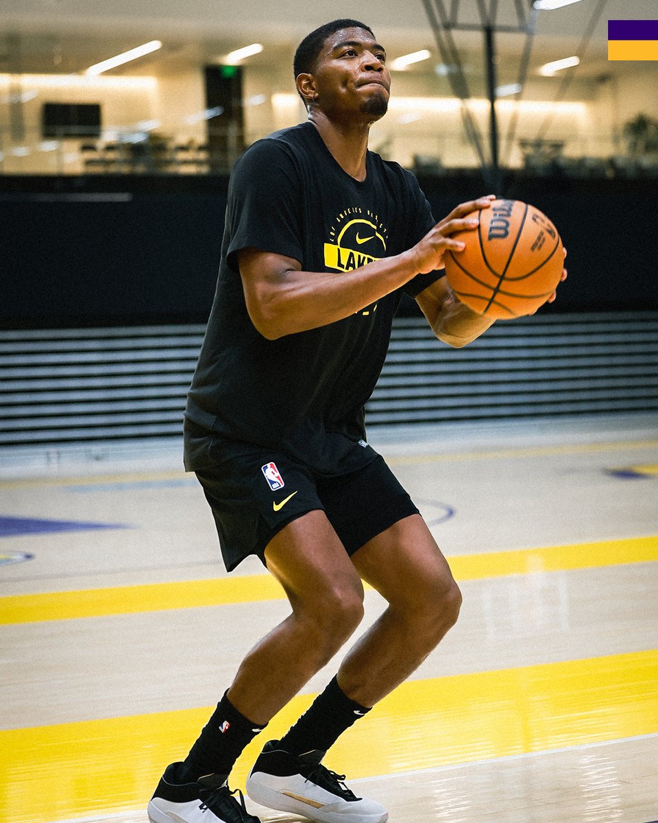 Lakers's tweet photo. Reps with Rui 🤝 https://t.co/lJQsamFLQA