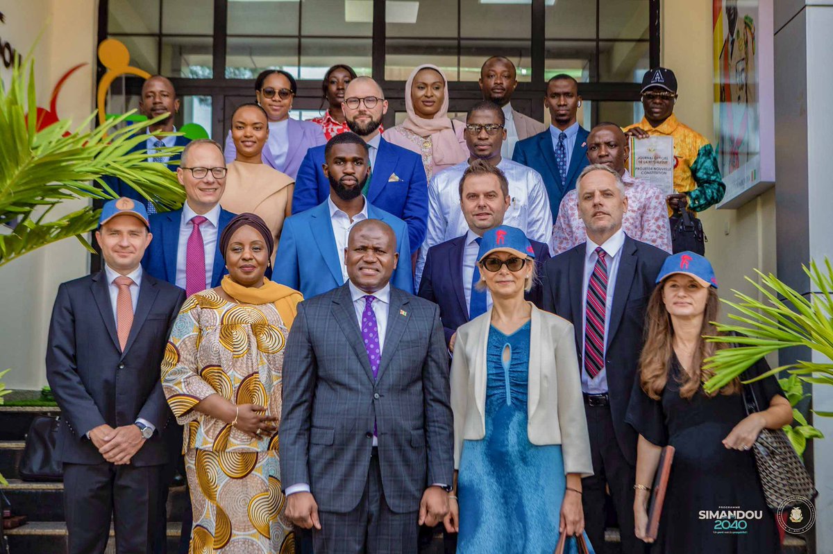 🇬🇳🤝🇵🇱 Le Ministre Ismaël NABÉ a reçu une délégation polonaise conduite par Mme Julita BAS et M. Janusz Władyczak (KUKE). Les échanges ont porté sur le renforcement de la coopération économique. 
👉 lnkd.in/eDvdwWBu