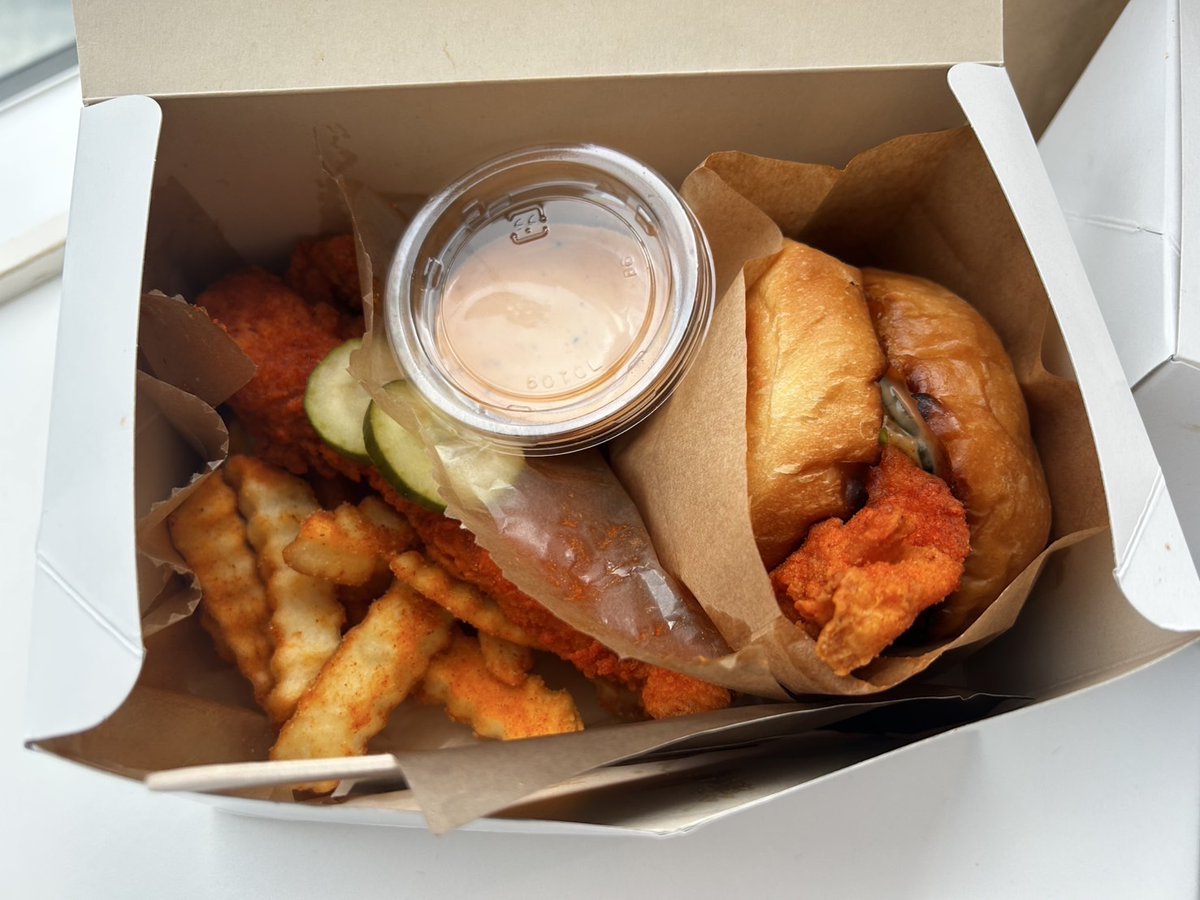 jtmr813's tweet photo. ☀️MORNING INSIGHT🔍

今朝は、
「MAIN CHICK HOT CHICKEN」PRマネージャー
＃DavidJacobson さんをお迎え🍗

"ナッシュビルホットチキン"を使った
『メインチックサンド』をスタジオにお持ちいただき
別所さんが試食しました😋

#ohayomorning #jwave #radiko https://t.co/yXP18DXxFU