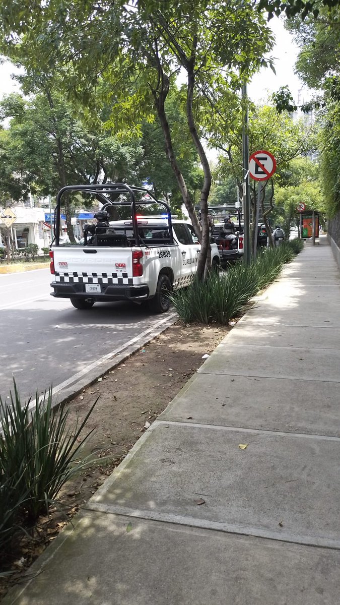 BrigadaGodinez's tweet photo. Miembros de la @GN_MEXICO_ a bordo de la unidad 26809, dando el mal ejemplo estacionados en lugar prohibido sobre Blvd. Miguel de Cervantes Saavedra, entre Presa Endhó y Presa Don Martín.
Col. Irrigación.
Dem. Miguel Hidalgo.

#TránsitoGCDMX, @UCS_GCDMX. https://t.co/rPyi2y8Euu