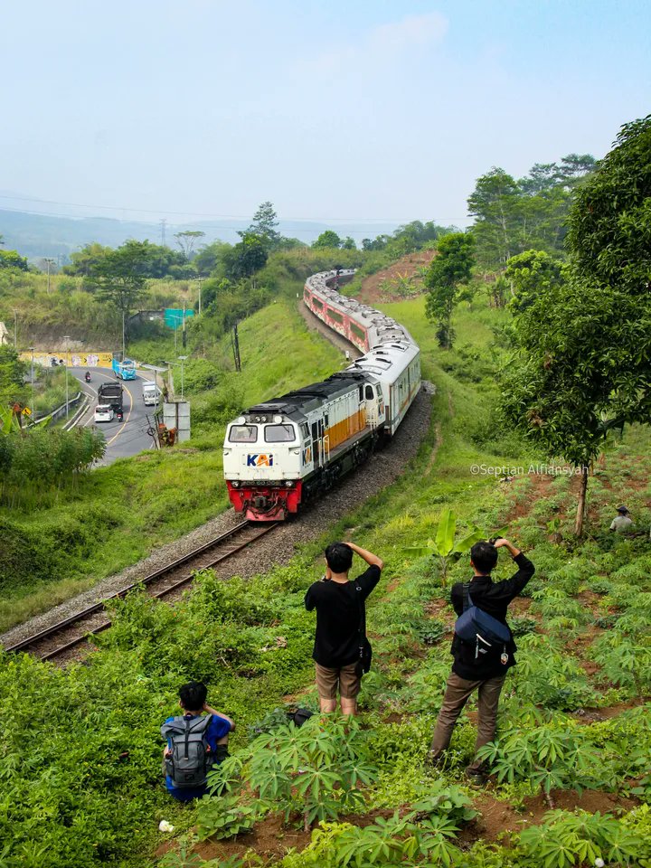 Rindu itu muncul karena ada kasih yang tumbuh. Tanpa rasa sayang, rindu hanyalah sepi. Dan dengan kasih sayang, rindu berubah jadi alasan untuk tetap terus bertahan. 🥰

Selamat pagi, #SahabatKAI!

#KAI121

Support photo 🙏🏼: septianalfian121 (IG)