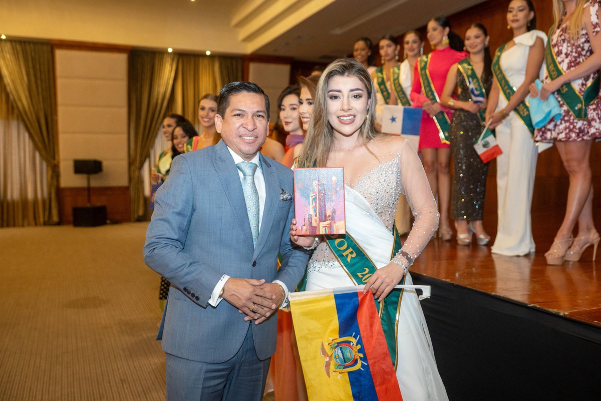 MacasDario1's tweet photo. He compartido un grato momento con las 22 candidatas a Reina Mundial del Banano, a quienes entregué un cuadro con la pintura de nuestra hermosa Catedral de Machala, símbolo de la Capital Bananera del Mundo. https://t.co/lCLcUdxyCJ