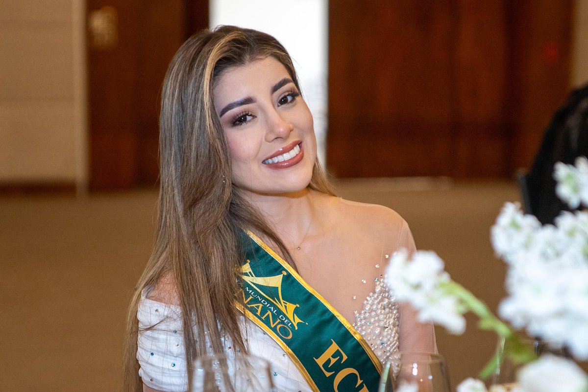 MacasDario1's tweet photo. He compartido un grato momento con las 22 candidatas a Reina Mundial del Banano, a quienes entregué un cuadro con la pintura de nuestra hermosa Catedral de Machala, símbolo de la Capital Bananera del Mundo. https://t.co/lCLcUdxyCJ