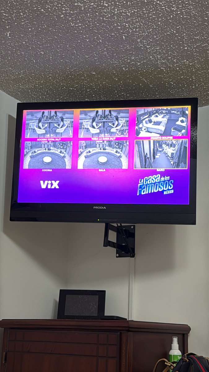 Y para ver esto se paga VIX? <a href="/LaCasaFamososMx/">La Casa De Los Famosos México</a> ???? Qué pasa si no me gusta estar viendo o escuchando a la Sra y a Shiky? Vaya contenido. 😐 raro que no enfoquen a los otros habitantes 😡 #estafa #aburrido #LaCasaDeLosFamososMx