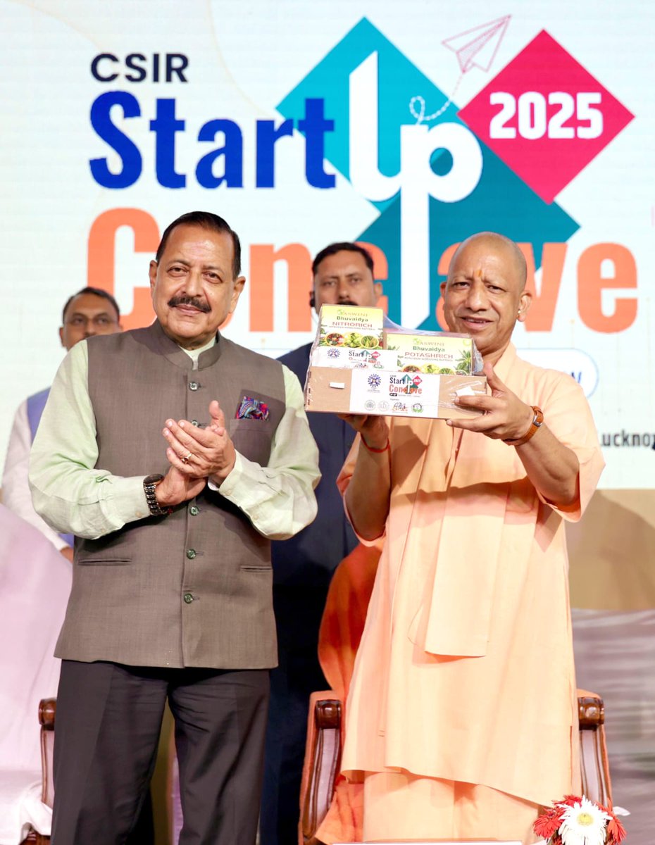 Byte_Books's tweet photo. Big Update from Lucknow~

📢 CSIR Startup Conclave-2025 successfully concluded

🤝 Exchange of important MoUs between institutions
🧪 Four major CSIR labs in Lucknow – NBRI, CDRI, IITR and CIMAP
🌾 Continuous research for enhancing farmers’ income & transforming citizens’ lives

With the gracious presence of Hon’ble CM @myogiadityanath & Union MoS (Independent Charge) @DrJitendraSingh

#CSIR #Lucknow #StartupIndia #UPCM #Innovation #YogiAditynath