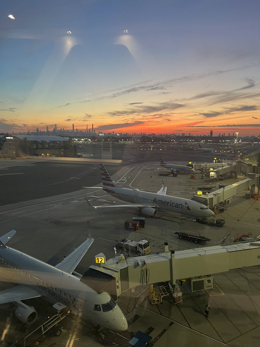 alexhahn's tweet photo. Sunset over @LGAairport with @AmericanAir https://t.co/SZSPONKyhm