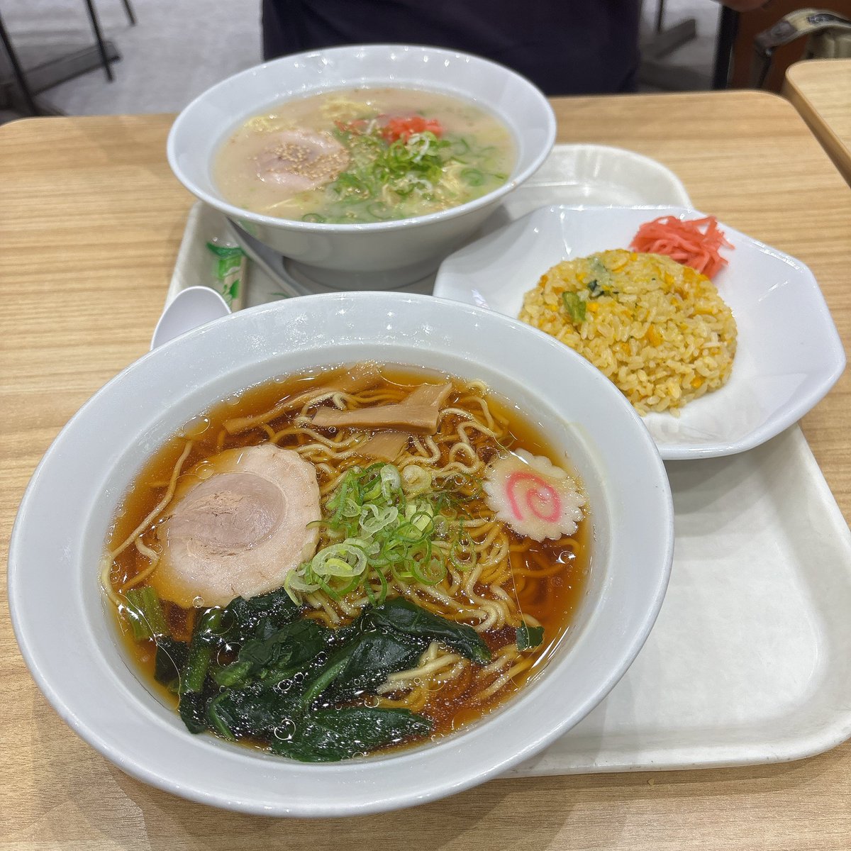 昨日「鬼滅の刃」やっと行きました！
さあ〜泣くぞ、と行ってえぐえぐ泣きました。
終わった後ポッポでご飯。揚げたてメガポテ美味しい…！映画館でポッポのポテト置いてくれたら間違いなく買うと思う。
帰宅後原作読み直し。どう考えても映画あと2本で終わらないような…