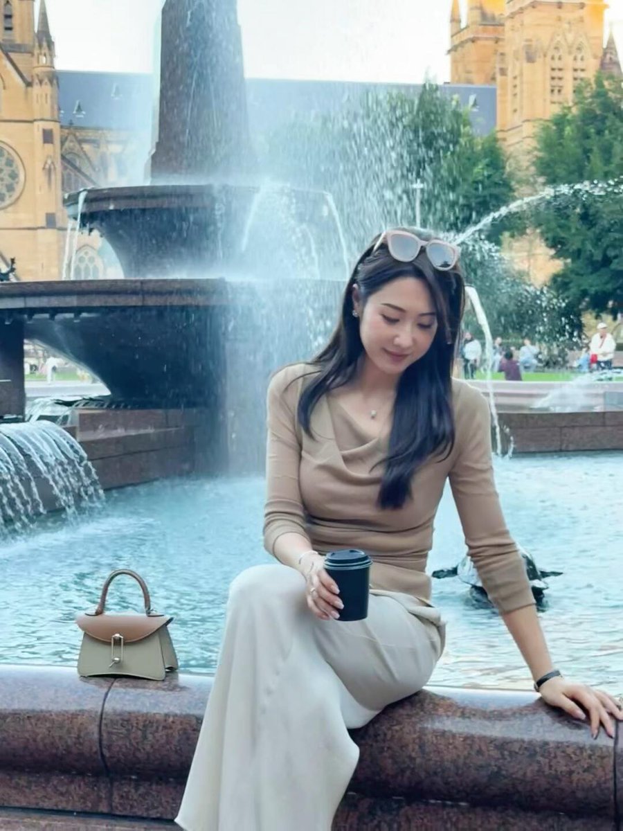 Camila809012's tweet image. Relaxing on a sunlit bench in front of stunning gothic architecture ⛪✨ Loving the peaceful vibes and city beauty 🌿👜 #CathedralViews #CityChill #UrbanEscape