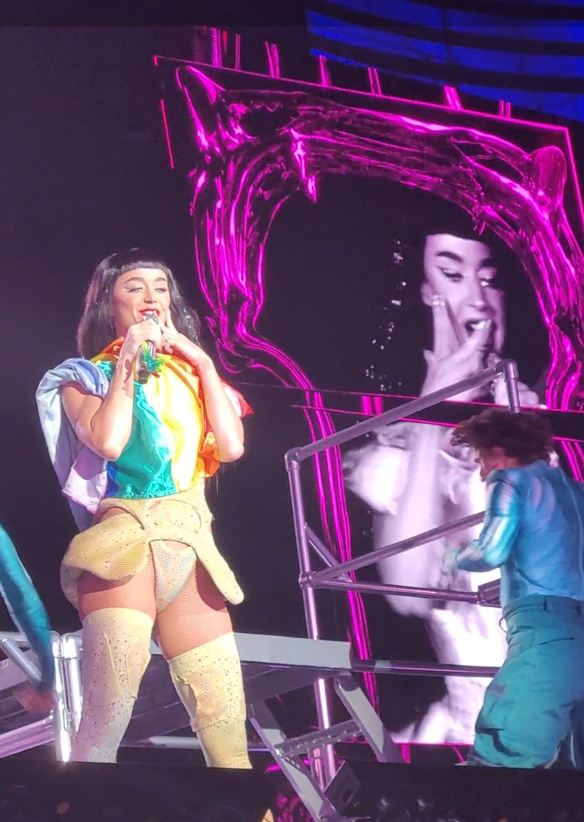 brunaakp's tweet photo. Não irei superar esse show tão cedo, passaria todo o perrengue de novo pra ver a Katy. https://t.co/UI1sDGID42