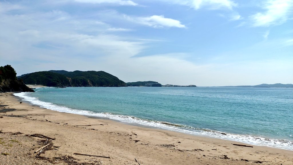 連休中実はスカイダイビングしてきました。屈強なスキンヘッドのあんちゃんに抱えられて大空を滑空するのすげーーーーー楽しかった！！人生の経験値が増えたぜ