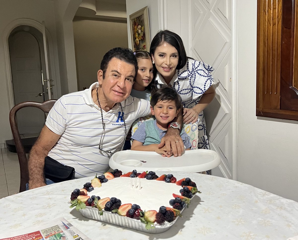 IroshkaElvir's tweet photo. Felices 3 Salvadorcito. ❤️❤️❤️ 

Amor de nuestra vida. Con tu papá disfrutamos cada segundo a tu lado y amamos ver tu crecimiento. 

Gracias por las alegrías que nos das con tus ocurrencias. ❤️ https://t.co/O31bfhZP8o