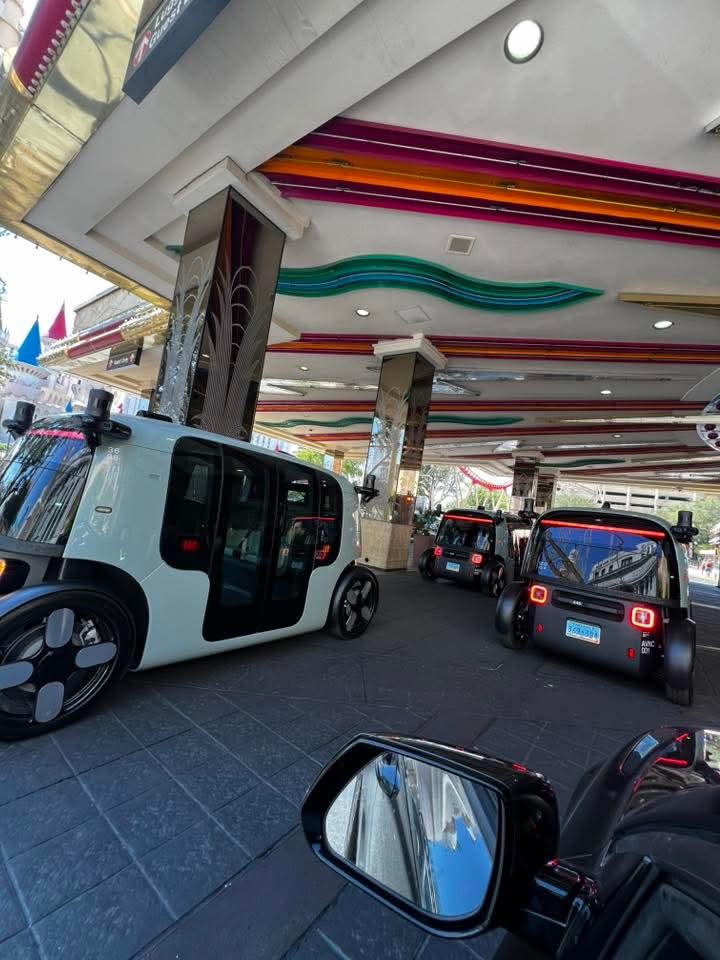 The driverless robot taxis are taking over the Strip. (📸 Robert Lueken)