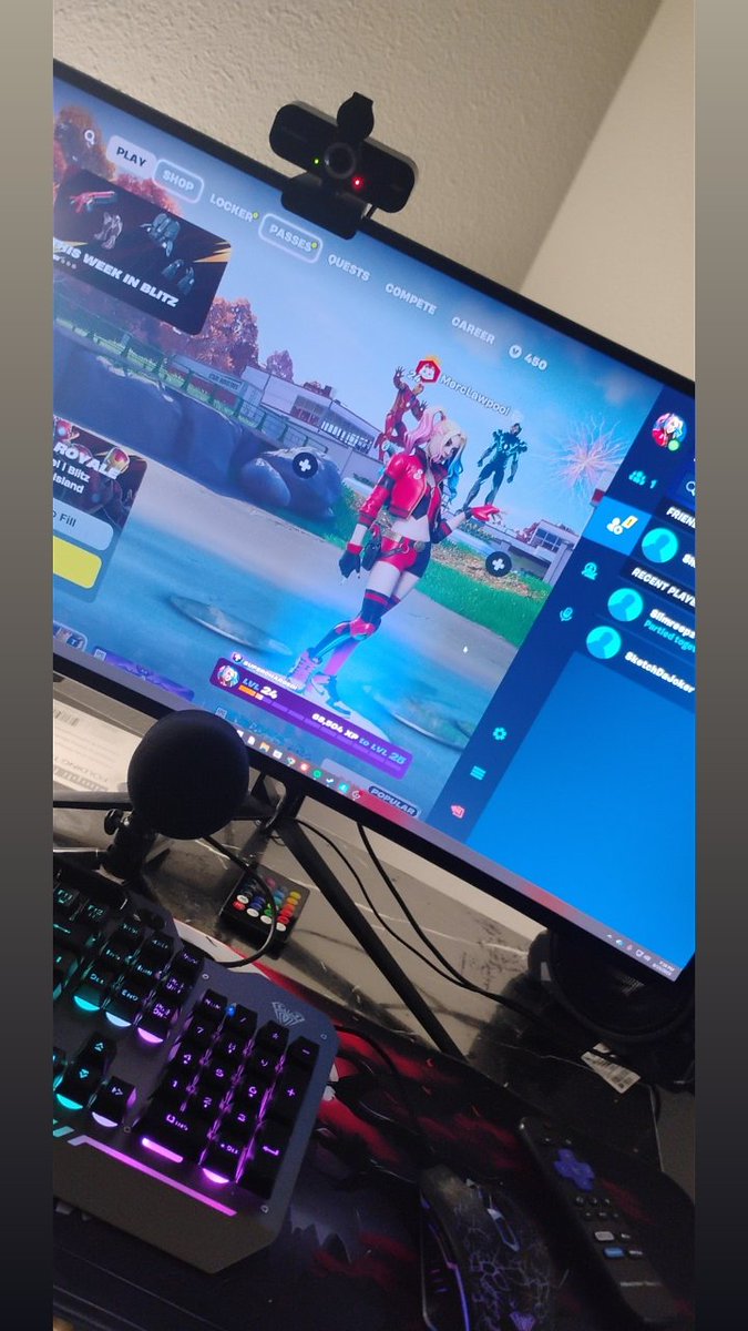 MercLawpool's tweet photo. I'm live on twitch https://t.co/hTy0VXPd6o https://t.co/hhbuKS0oKa