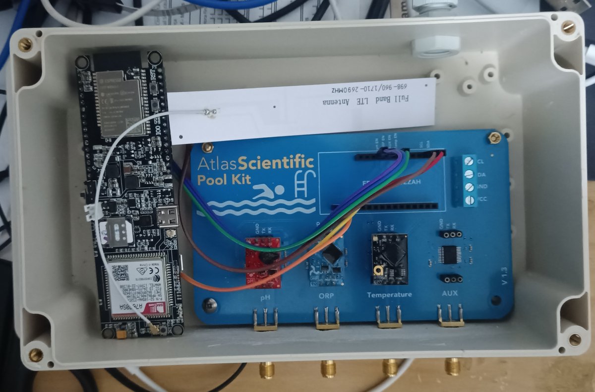 Quase pronto. Atlas Scientific Cellular Pool Kit. A placa base é uma LilyGo A7670SA. O código está no meu GitHub: github.com/dirceu-jr/igapo