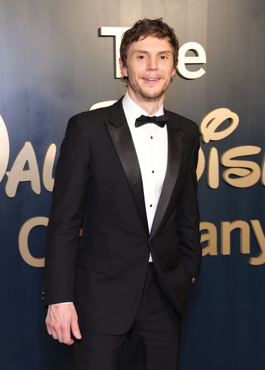 NEW! 🚨 Adicionamos +58 imagens UHQs do Evan Peters durante a premiação do #Emmys Awards 2025! Acesse todas as imagens em nossa galeria: evanpetersbr.com/galeria/