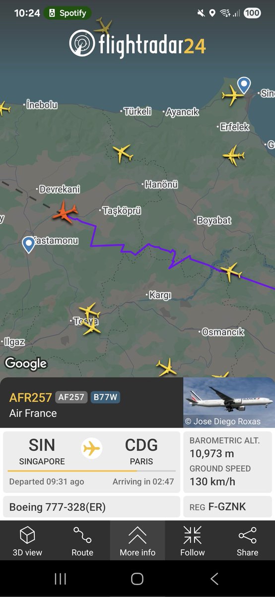 Raych_Howie's tweet photo. @flightradar24 What might be happening here? AFR257 is all over the place and the speed is going up and down. https://t.co/gwHRHqJHpQ