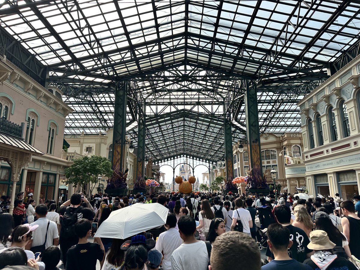 おはようございます！！！🎃

今日からディズニーハロウィンのグッズ発売＆スニークのため舞浜に来ています！！！！が！！！フレンジー熱キャン！！！高気温のためパレード中止！！！

解散！！！！！！！！！！

美味しいもの食べて帰ろっと🥹🥹
