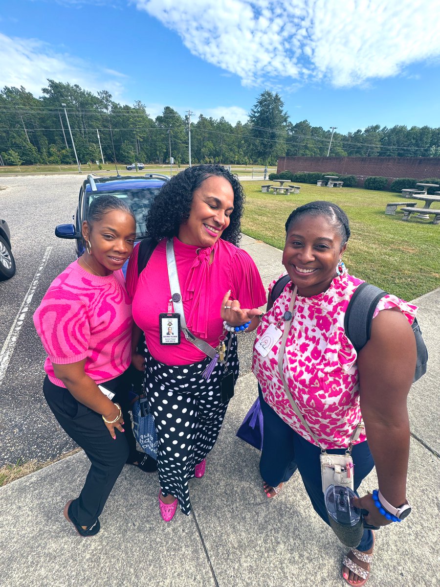 When great minds think alike💗 It was a pink kinda day! #jgmspirates <a href="/TashaTeaches_11/">LaTasha Hicks</a>