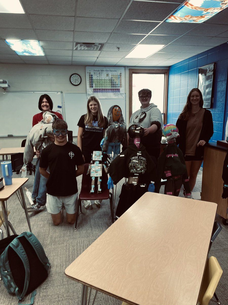 #Emfbobcats Bio 2 with their anatomy men as they learn their regional and directional term of anatomy