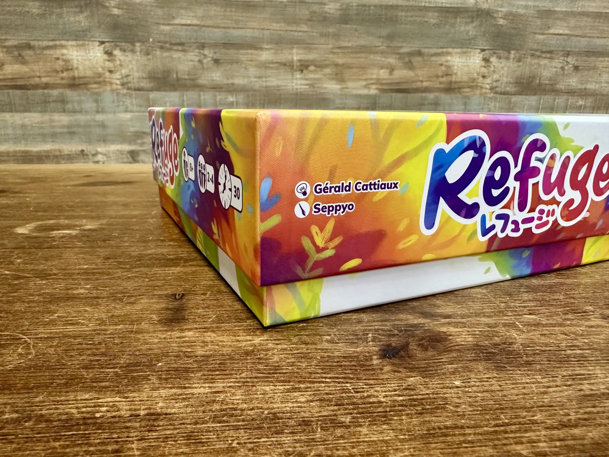 『レフュージ』をサンプルとともにご紹介します。
まずは内容物から。中にはこんなものが入っています。中に仕切りがあるので開封前はふたがものすごく浮いていますが、パンチボードを打ち抜くとちゃんと収まりますのでご安心ください。（つづく）