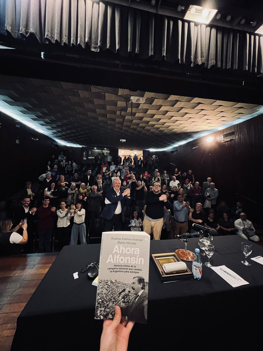 Gracias a toda la gente que se acercó para compartir la charla de presentación del libro "Ahora Alfonsín. Historia íntima de la campaña electoral que cambió la Argentina para siempre" que organizó la <a href="/escuelara/">Escuela Raúl Alfonsín</a> de la provincia de Córdoba. 
Y especial agradecimiento a <a href="/RubenLibros/">Rubén Libros</a>