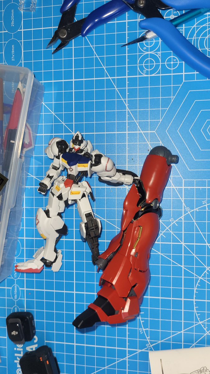 goddamgundam's tweet image. First leg of the MG SINANJU master Grade completed. 
Total time 2.5 hrs with clean up &amp;amp; sticker placement. 
Tomorrow after my learner's test I'll record the assembly of the left leg for my YouTube channel GodDamGundam.
#masterGrade #sinanju #gundam #gunpla