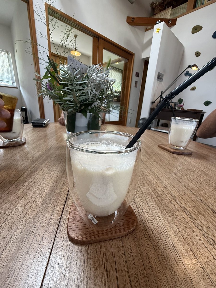 FineoliveSyn's tweet photo. ラウンド終わりに海沿いのカフェで
栄養補給
コーヒーバナナ🍌ジュース
(隠し味に濃厚なコーヒー入り)
絶妙なバランスでバナナジュースとコーヒーが混ざって美味しい！
#コーヒーバナナジュース
#バナナジュース
#濃厚コーヒー
#みんなのコーヒー https://t.co/MyS3UwAAVX