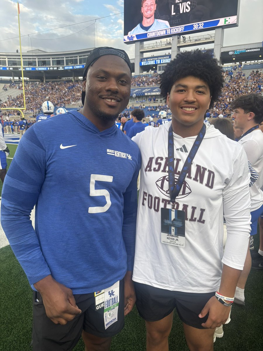keyes_jj's tweet photo. #BBN always feels like family 🔵⚪️ @UKFootball @d_square10 

Thank you @CoachPerry_UK @CoachBradLambo @Tomcat_football @CtackettC @J_maineKeyes https://t.co/9ITd5yQiyJ