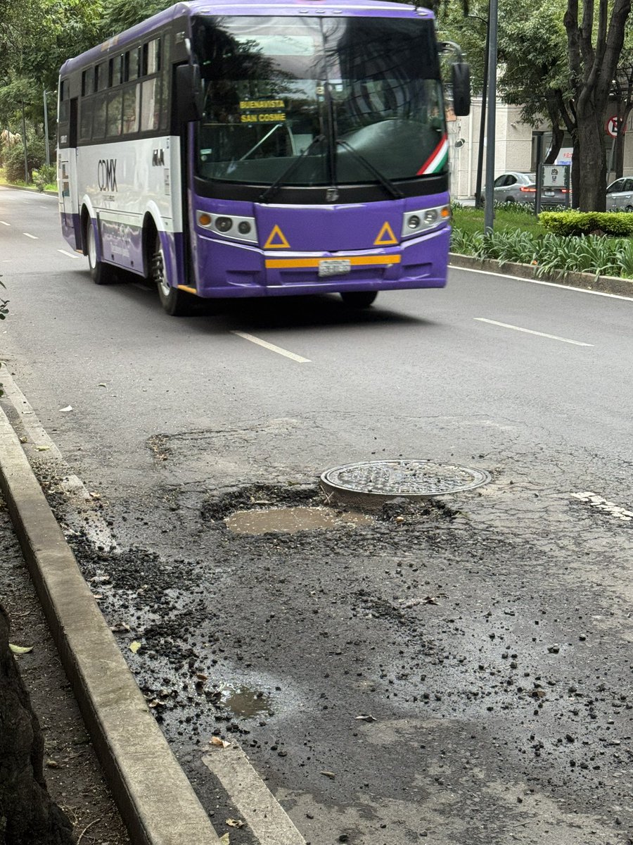 SuperSu08's tweet photo. Hola! Otro bache más en la CDMX, sobre Cervantes Saavedra cerca del acceso trasero hospital español en delegación Miguel Hidalgo @mauriciotabe @SOBSECDMX, @locatel_mx https://t.co/hs0DU7hzPx