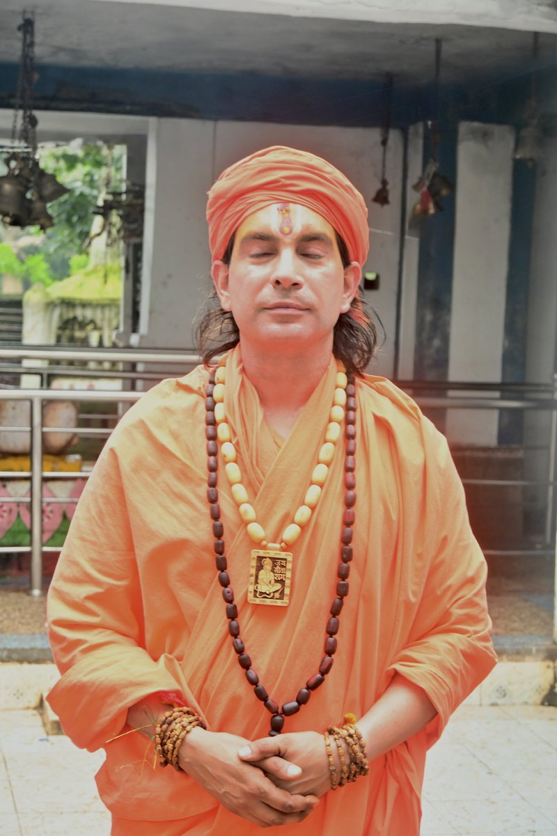 swamisandeepani's tweet image. “धैर्य केवल प्रतीक्षा नहीं,
धैर्य वह अग्नि है जिसमें अधीरता जलकर
ज्ञान का प्रकाश उत्पन्न होता है।”

जीवन के तूफ़ान तुम्हें हिला सकते हैं,
पर धैर्य तुम्हें गिरने नहीं देता।
धैर्य वही है जहाँ साधक
समय और परिस्थितियों को गुरु मानकर
मुक्ति की ओर बढ़ता है।

धैर्य ही साधना का पहला…