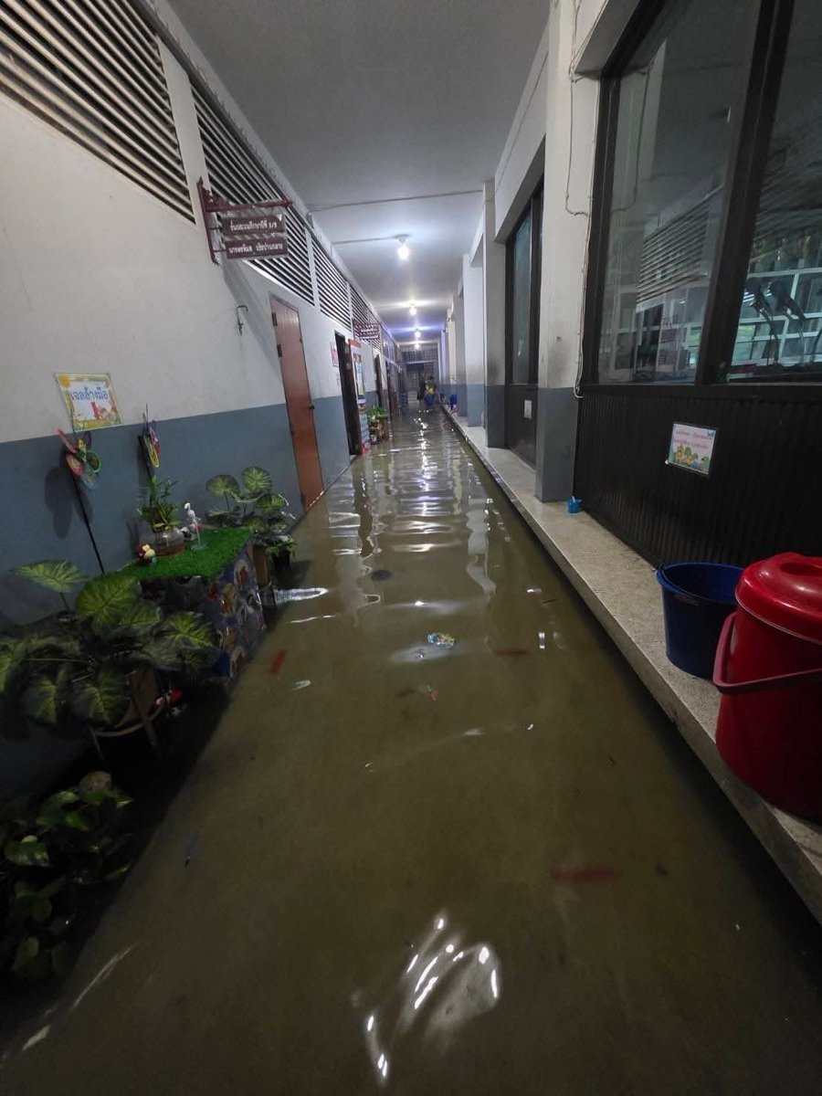 fm91trafficpro's tweet photo. เช้าวันนี้ โรงเรียนสุพรรณภูมิ ถนนหมื่นหาญ ในตัวเมืองเมืองสุพรรณบุรี มีคำสั่งหยุดเรียนเป็นกรณีพิเศษ 1 วัน เนื่องจากฝนตกหนัก น้ำท่วมสูงภายในโรงเรียน และในพื้นที่อำเภอเมืองสุพรรณบุรีน้ำท่วมขังหลายจุด #ฝนตกหนัก #สุพรรณบุรี #น้ำท่วม #โรงเรียนปิด #FM91
 
ขอบคุณข้อมูล : เสมอกันกู้ภัยสุพรรณบุรี
