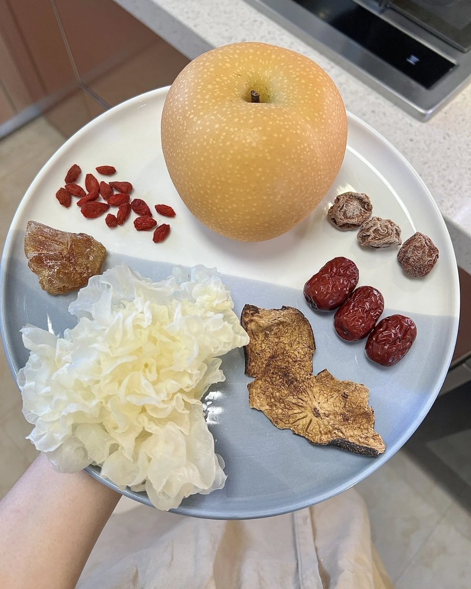 秋天的第一碗——小吊梨汤🍐
✅食材：
秋月梨 陈皮 银耳 话梅 红枣 老冰糖 枸杞
非常简单一锅慢炖就好，推荐隔水炖煮
电饭煲 高压锅 砂锅都可以的
冰镇后口感也很赞