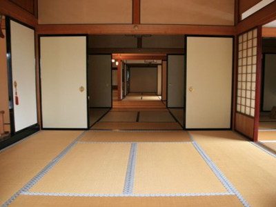 AichiNow_en's tweet image. Aichi is famous for its great expanse of the #Tokaido Road, a highway connecting present-day Tokyo and Kyoto. aichinow.pref.aichi.jp/en/columns/det… #Samurai, #Daimyo, and all sorts of travelers walked along this road which still exists even today!🛣️🚶 #AichiNow