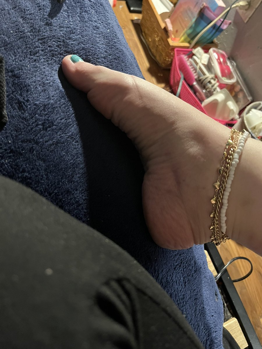 Look at them sexy feet 🫶🏼 I need some new buyers . Promise you you’ll love these twinkle toes 🦋