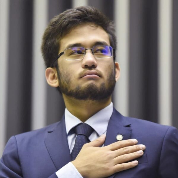 republiqueBRA's tweet photo. 🚨 ⛓️ Após assassinato de Charlie Kirk, deputado Kim Kataguiri propõe projeto de lei para CRIMINALIZAR discursos em apoio a atos terroristas e ideologias extremistas — incluindo socialismo, comunismo, fascismo e nazismo — com pena de até 16 anos de PRISÃO. https://t.co/NgyNcJVyqb