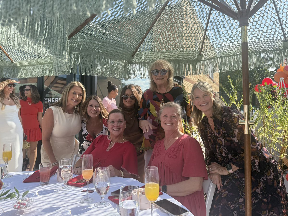 berry_steele's tweet photo. Had the best time cheering on our Kansas City Chiefs! Huge thank you to Randi Mahomes for hosting the most amazing brunch for the KC Chiefs mom’s. We had a wonderful time and got the BEST goodie bags ever!! A day I’ll remember forever!
❤️💛🏈🙏 https://t.co/paSf8vsEfX