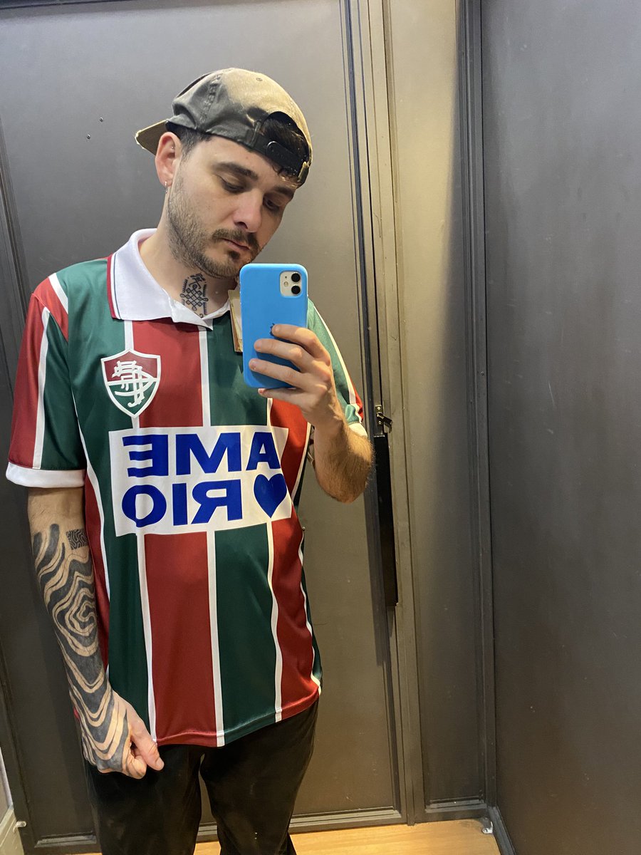 BehGimenez's tweet photo. pô, essas camisas aqui tão absurdas demais https://t.co/IWe9IAHldu